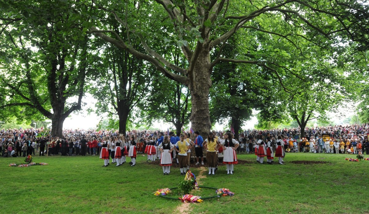 Tanzgruppe in traditioneller Kleidung tanzt unter einem großen Baum, umgeben von einer großen Menschenmenge beim Vaihinger Maientag., © Land der 1000 Hügel - Kraichgau-Stromberg
