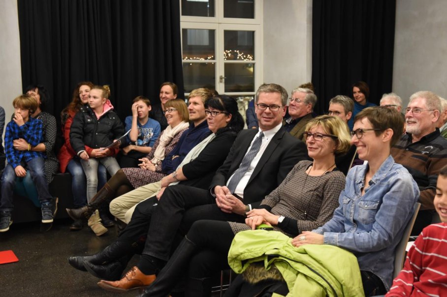 Menschen sitzen in einem Raum und lachen, während sie in eine Richtung schauen. Es herrscht eine fröhliche Atmosphäre., © Ludwigsburg Museum