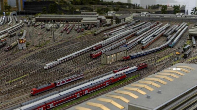 Miniatur-Eisenbahnanlage mit zahlreichen Z&uuml;gen und Gleisen in einer Modelllandschaft, die Stuttgart darstellt., &copy; Stuttgart-Marketing GmbH, Sarah Schmid