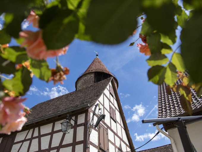Fachwerkhaus mit spitzem Turm, umrahmt von blühenden Blumen und blauem Himmel. Märchenhafte Atmosphäre., © Stadtverwaltung Weil der Stadt Fachwerkhaus mit spitzem Turm, umrahmt von blühenden Blumen und blauem Himmel. Märchenhafte Atmosphäre., © Stadtverwaltung Weil der Stadt