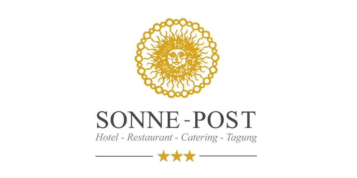 Logo des Hotels Sonne-Post mit einer stilisierten Sonne und den Worten "Hotel - Restaurant - Catering - Tagung" sowie drei Sternen., © Hotel Sonne-Post Logo des Hotels Sonne-Post mit einer stilisierten Sonne und den Worten "Hotel - Restaurant - Catering - Tagung" sowie drei Sternen., © Hotel Sonne-Post