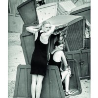 Zwei Frauen in schwarzen Badeanz&uuml;gen posieren in und vor Strandk&ouml;rben an einem Strand. Die Szene wirkt nostalgisch und zeitlos., &copy; Kunsthalle G&ouml;ppingen