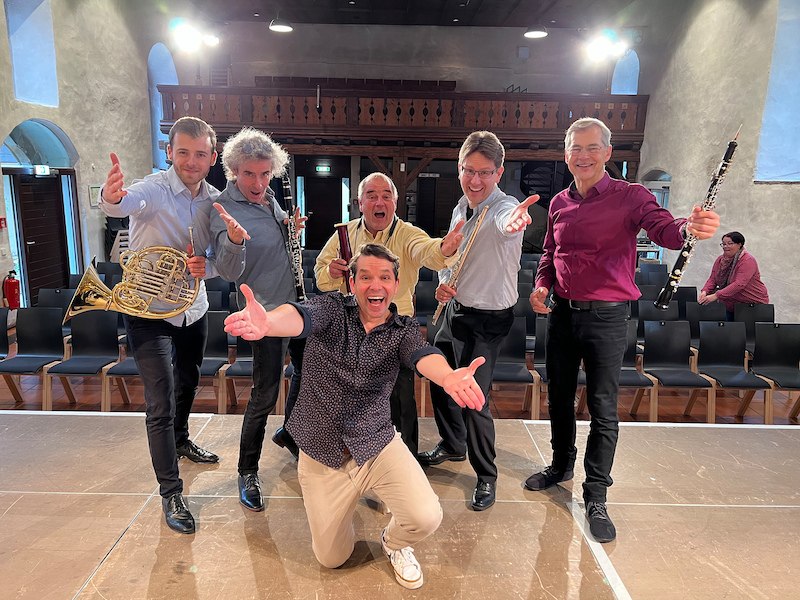 Sechs Männer posieren fröhlich mit Musikinstrumenten auf einer Bühne. Sie wirken gut gelaunt und energiegeladen., © Stadt Winnenden