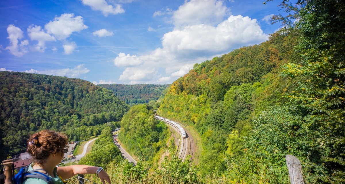 Ausblick vom M&uuml;hltalfelsen auf die kurvenreiche Geislinger Steige, &copy; Landkreis G&ouml;ppingen