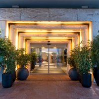 Der Eingang des Wyndham Stuttgart Airport Messe Hotels ist modern gestaltet, mit großen Pflanzen und stilvoller Beleuchtung., © Wyndham Stuttgart Airport Messe Der Eingang des Wyndham Stuttgart Airport Messe Hotels ist modern gestaltet, mit großen Pflanzen und stilvoller Beleuchtung., © Wyndham Stuttgart Airport Messe