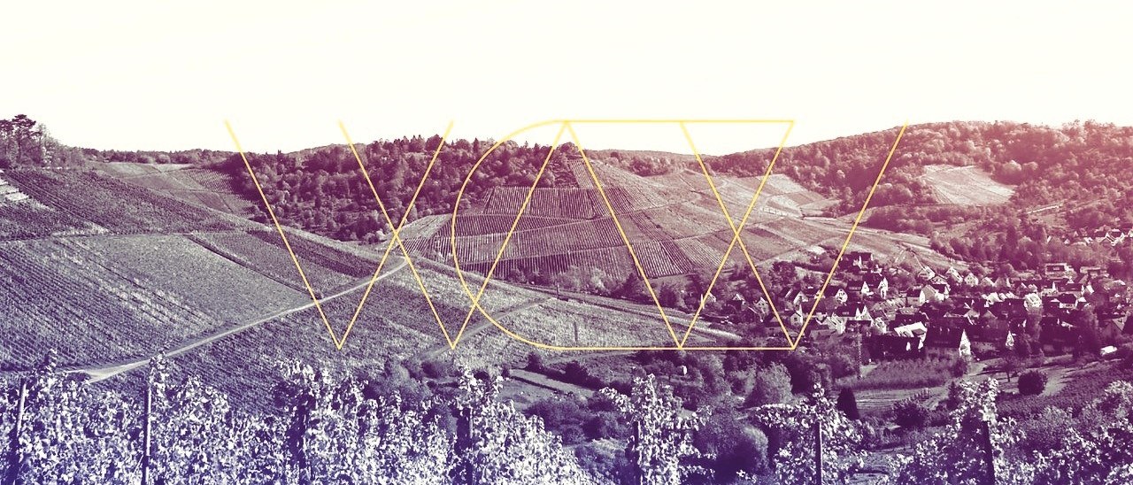 Weinberge erstrecken sich über Hügel, ein Dorf liegt im Hintergrund. Geometrische Linien überlagern das Bild, das in einem Sepia-Ton gehalten ist., © Weinbau Wieder Weinberge erstrecken sich über Hügel, ein Dorf liegt im Hintergrund. Geometrische Linien überlagern das Bild, das in einem Sepia-Ton gehalten ist., © Weinbau Wieder