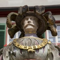 Eine Statue zeigt einen Mann mit einem Hut, aus dem Schlangen hervorkommen. Im Hintergrund sind gr&uuml;ne Fensterl&auml;den zu sehen., &copy; Stadtverwaltung Weil der Stadt