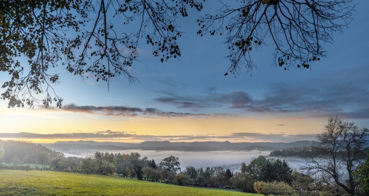 Aussicht auf N&uuml;rtingen von Oberensinger H&ouml;he. Nebel im Herbst., &copy; SMG Martina Denker
