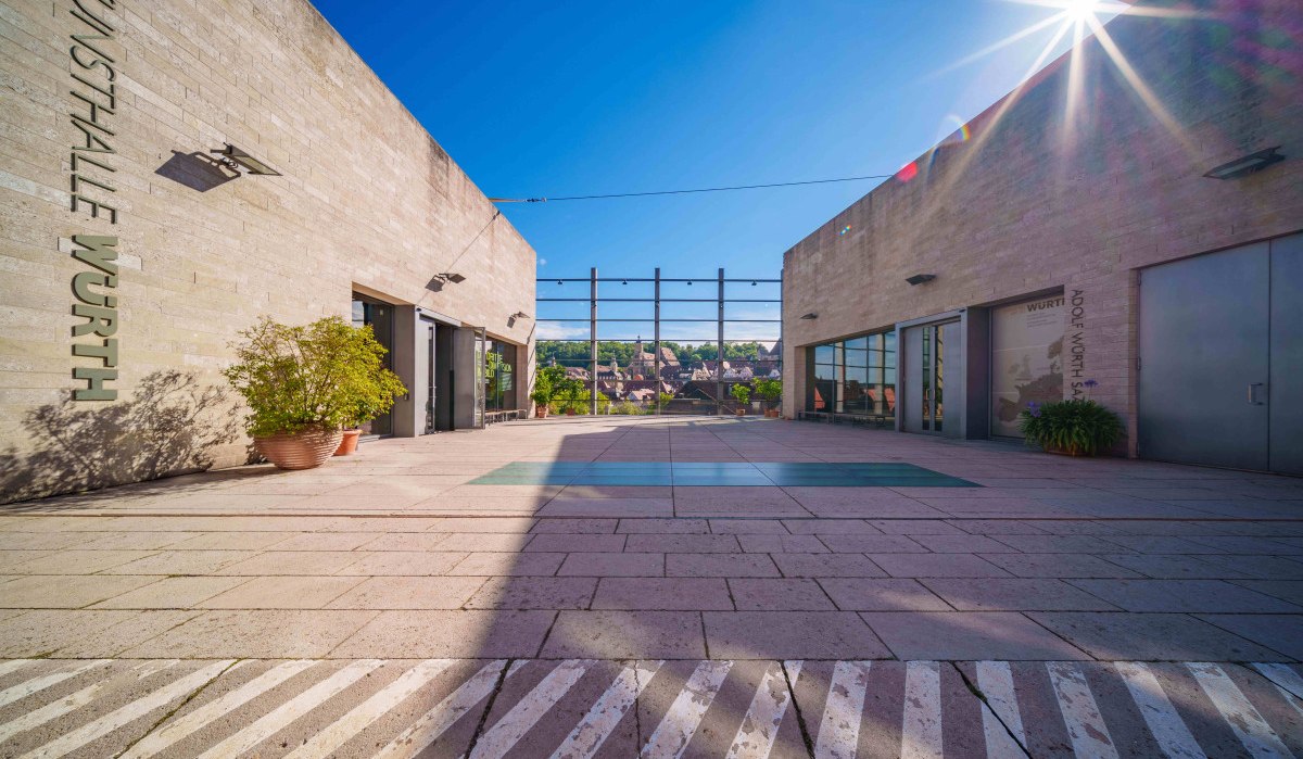 Innenhof der Kunsthalle Würth in Schwäbisch Hall, umgeben von modernen Gebäuden, bei strahlendem Sonnenschein und blauem Himmel., © Michael Kühneisen Innenhof der Kunsthalle Würth in Schwäbisch Hall, umgeben von modernen Gebäuden, bei strahlendem Sonnenschein und blauem Himmel., © Michael Kühneisen