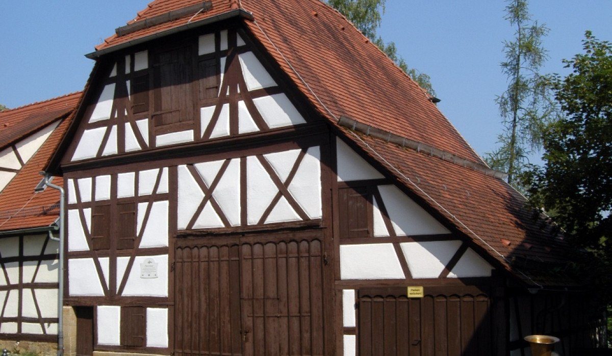 Fachwerkhaus mit rotem Ziegeldach, blühende Blumen im Vordergrund. Klarer blauer Himmel im Hintergrund., © Natur.Nah. Schönbuch & Heckengäu Fachwerkhaus mit rotem Ziegeldach, blühende Blumen im Vordergrund. Klarer blauer Himmel im Hintergrund., © Natur.Nah. Schönbuch & Heckengäu