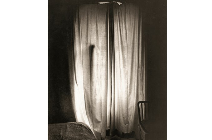 Ein stimmungsvoll beleuchteter Raum mit schweren Vorhängen vor einem Fenster. Ein Stuhl steht rechts, das Licht fällt sanft durch die Vorhänge., © Kunsthalle Göppingen Ein stimmungsvoll beleuchteter Raum mit schweren Vorhängen vor einem Fenster. Ein Stuhl steht rechts, das Licht fällt sanft durch die Vorhänge., © Kunsthalle Göppingen