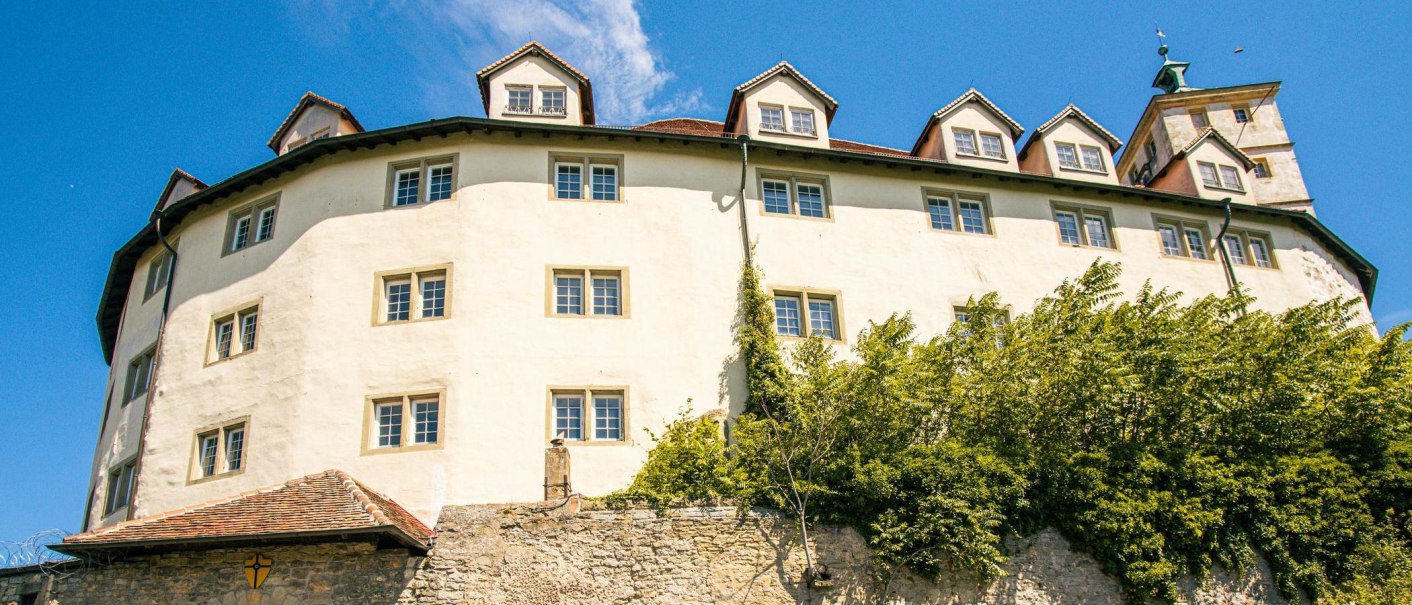 Schloss Kaltenstein in Vaihingen an der Enz erhebt sich majestätisch unter einem klaren blauen Himmel. Die Fassade ist von Fenstern und einem Turm geprägt., © Stuttgart-Marketing GmbH, Sarah Schmid Schloss Kaltenstein in Vaihingen an der Enz erhebt sich majestätisch unter einem klaren blauen Himmel. Die Fassade ist von Fenstern und einem Turm geprägt., © Stuttgart-Marketing GmbH, Sarah Schmid