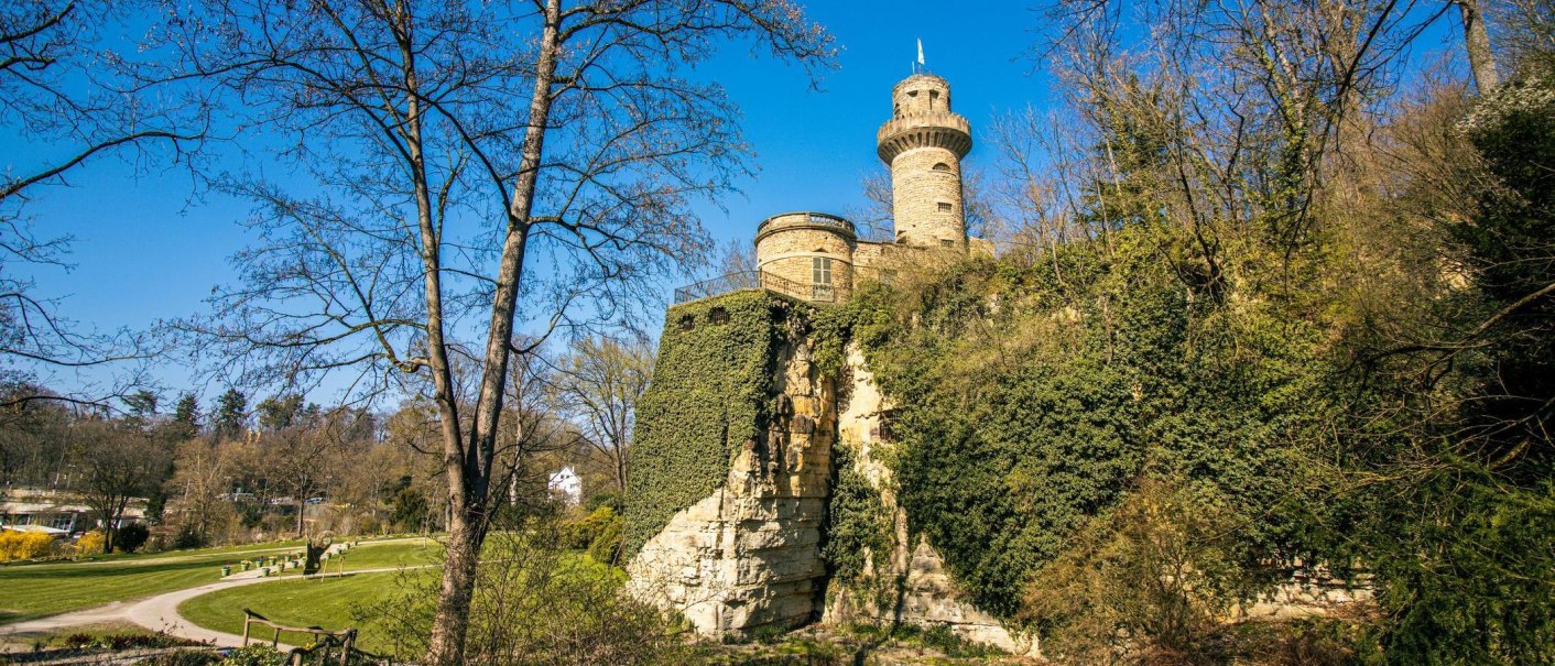 Ein malerischer Turm im Blühenden Barock Ludwigsburg, umgeben von üppigem Grün und einem strahlend blauen Himmel., © Stuttgart-Marketing GmbH, Sarah Schmid