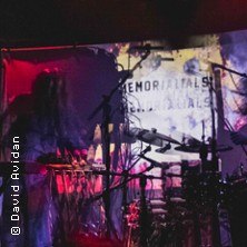 Dunkle Bühne mit Instrumenten und einer Projektion des Wortes 'Memorials' im Hintergrund., © links im Bild Dunkle Bühne mit Instrumenten und einer Projektion des Wortes 'Memorials' im Hintergrund., © links im Bild