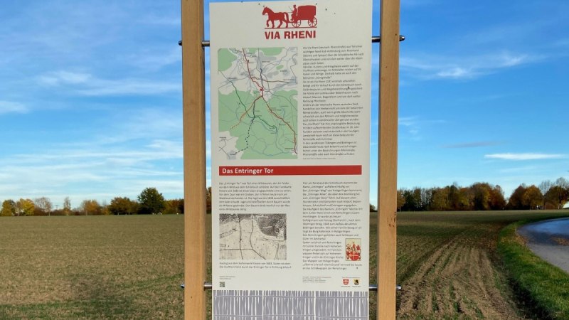 Infotafel über das Entringer Tor auf einem Feldweg, umgeben von Feldern und Bäumen, unter blauem Himmel., © Natur.Nah. Schönbuch & Heckengäu Infotafel über das Entringer Tor auf einem Feldweg, umgeben von Feldern und Bäumen, unter blauem Himmel., © Natur.Nah. Schönbuch & Heckengäu
