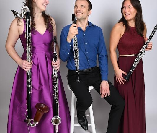 Drei Musiker in festlicher Kleidung posieren mit Klarinette, Bassetthorn und Bassklarinette vor einem neutralen Hintergrund., &copy; Stadtverwaltung Kirchheim unter Teck - Kulturring