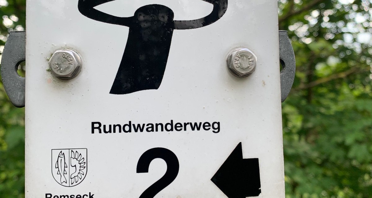 Ein Schild mit einem Pilzsymbol zeigt den Rundwanderweg 2 in Remseck am Neckar an. Der Pfeil weist nach links. Ein Schild mit einem Pilzsymbol zeigt den Rundwanderweg 2 in Remseck am Neckar an. Der Pfeil weist nach links.