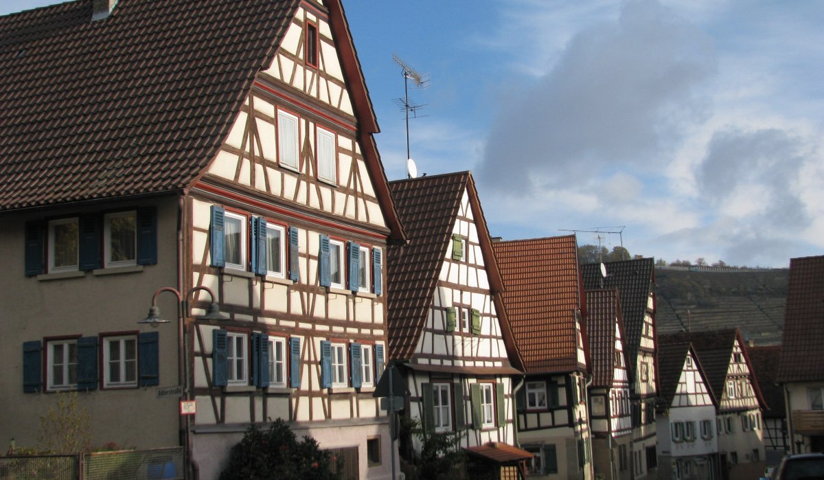Reihe von Fachwerkhäusern in einer alten Straße, unter blauem Himmel mit einigen Wolken., © Land der 1000 Hügel - Kraichgau-Stromberg