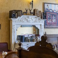 Ein gemütliches Café mit antiken Möbeln, gerahmten Bildern und dekorativen Elementen an den Wänden., © SMG, Sarah Schmid