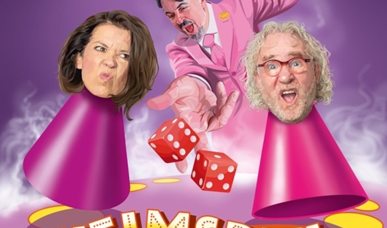 Illustration mit drei &uuml;bergro&szlig;en K&ouml;pfen auf Kegeln, W&uuml;rfeln und dem Schriftzug 'Heimspiel &ndash; Familie, die Geister, die ich rief'., &copy; EMT Event-Media-Tec GmbH