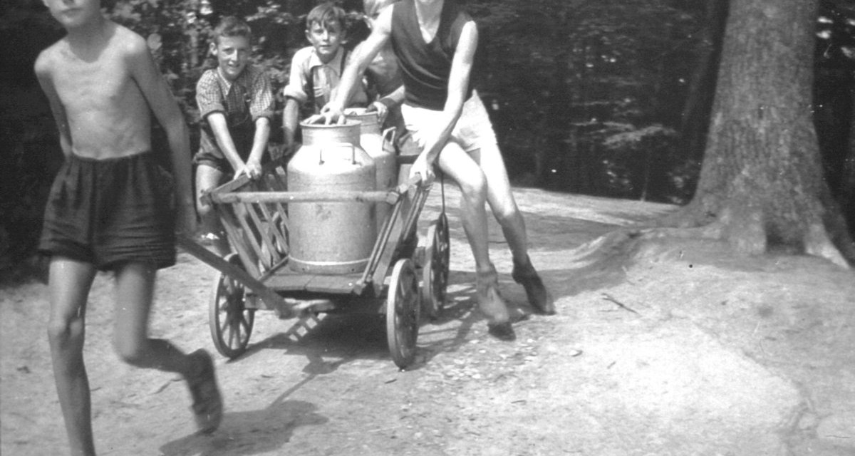 Die "Wasserholer" auf dem Weg von der Dreibrunnenquelle zum Naturfreundehaus um 1948 Die "Wasserholer" auf dem Weg von der Dreibrunnenquelle zum Naturfreundehaus um 1948