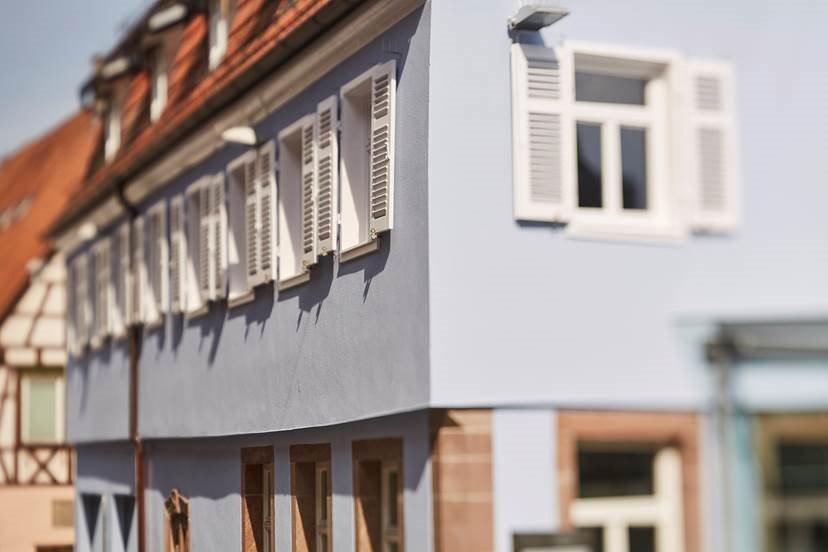Gebäude mit blauer Fassade, weißen Fensterläden und roten Dachziegeln. Traditioneller Baustil, sonniger Tag., © Hotel Restaurant Bachofer Gebäude mit blauer Fassade, weißen Fensterläden und roten Dachziegeln. Traditioneller Baustil, sonniger Tag., © Hotel Restaurant Bachofer