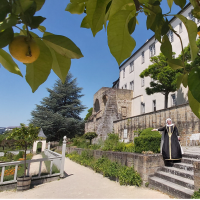 Historische Figur im Pomeranzengarten Leonberg, umgeben von Zitrusb&auml;umen und historischen Geb&auml;uden. Die Szene vermittelt eine historische Atmosph&auml;re., &copy; Stadtmarketing Leonberg