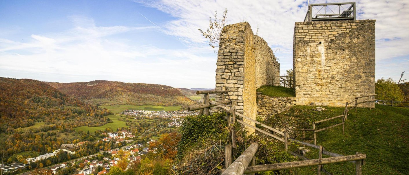 Die Ruine der Hiltenburg in Bad Ditzenbach bietet einen weiten Blick über das herbstliche Tal und die umliegenden Hügel., © SMG, Sarah Schmid Die Ruine der Hiltenburg in Bad Ditzenbach bietet einen weiten Blick über das herbstliche Tal und die umliegenden Hügel., © SMG, Sarah Schmid