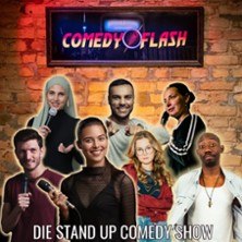 Plakat der Show 'Comedyflash - Die Stand Up Comedy Show' mit mehreren Comedians vor einer Backsteinwand und einem leuchtenden Logo., © links im Bild