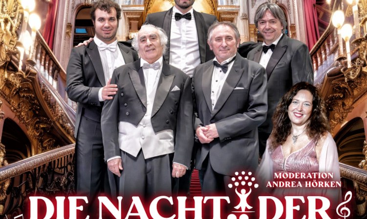 Fünf Männer in Smokings posieren vor einem opulenten, goldverzierten Hintergrund. Eine Frau steht daneben. Text: 'Die Nacht der 5 Tenöre'., © The Art of Entertainment – Georg Knaupe
