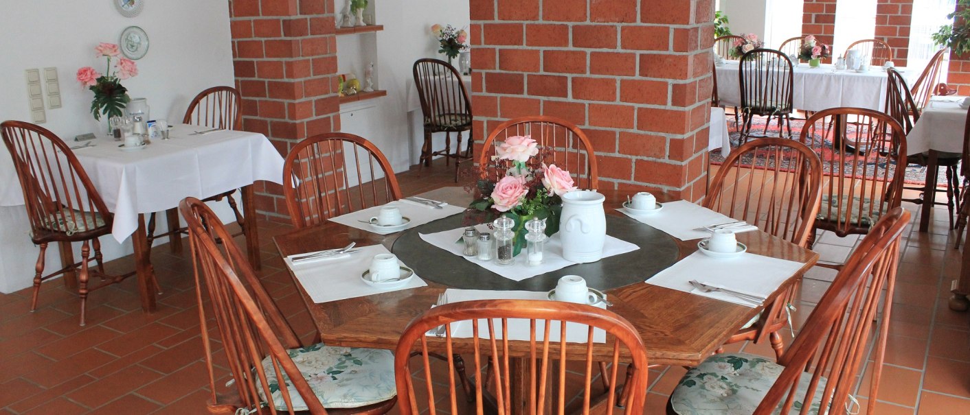 Ein gem&uuml;tlicher Speiseraum mit Holztischen und -st&uuml;hlen, Ziegelw&auml;nden und dekorativen Blumenarrangements auf den Tischen., &copy; Hotel Spahr