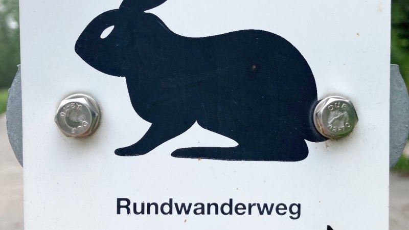Schild mit schwarzem Hasen-Symbol, Aufschrift 'Rundwanderweg', Nummer 3, Pfeil nach rechts, Wappen von Remseck am Neckar., © Stadt Remseck am Neckar Schild mit schwarzem Hasen-Symbol, Aufschrift 'Rundwanderweg', Nummer 3, Pfeil nach rechts, Wappen von Remseck am Neckar., © Stadt Remseck am Neckar