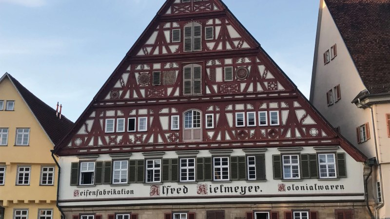 Fachwerkhaus in Esslingen mit rotem Giebel und der Aufschrift 'Alfred Kielmeyer. Seifenfabrikation. Kolonialwaren' auf der Fassade., © Andrea Gehrlach Fachwerkhaus in Esslingen mit rotem Giebel und der Aufschrift 'Alfred Kielmeyer. Seifenfabrikation. Kolonialwaren' auf der Fassade., © Andrea Gehrlach