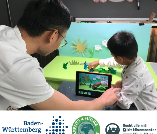 Ein Erwachsener und ein Kind gestalten mit einem Tablet und Figuren einen Trickfilm. Logos von Baden-Württemberg Stiftung und Parents 4 Future Germany sind sichtbar., © Bild: Franziska Poike Ein Erwachsener und ein Kind gestalten mit einem Tablet und Figuren einen Trickfilm. Logos von Baden-Württemberg Stiftung und Parents 4 Future Germany sind sichtbar., © Bild: Franziska Poike