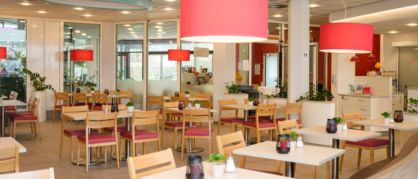 Extern zugängliche Thermengastronomie "Friedrichs" in der Panorama Therme Beuren, © Fotografie Ebinger