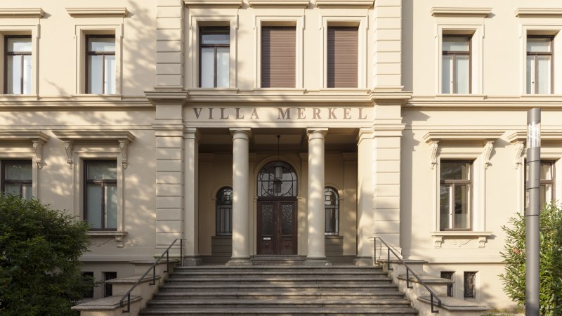 Die Villa Merkel in Esslingen zeigt eine pr&auml;chtige Fassade mit S&auml;ulen und einer breiten Treppe. Der Schriftzug 'Villa Merkel' ist &uuml;ber dem Eingang sichtbar., &copy; www.wilhelmy-fotografie.de / Dirk Wilhelmy