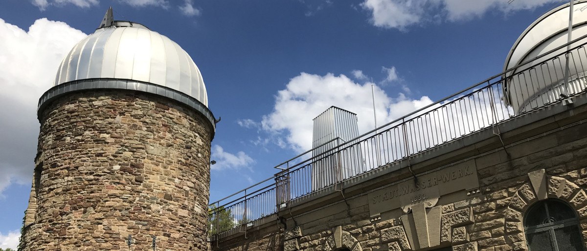 Eine historische Sternwarte mit runden Kuppeln aus Stein und Metall unter einem blauen Himmel mit weißen Wolken., © Stuttgart-Marketing GmbH Eine historische Sternwarte mit runden Kuppeln aus Stein und Metall unter einem blauen Himmel mit weißen Wolken., © Stuttgart-Marketing GmbH