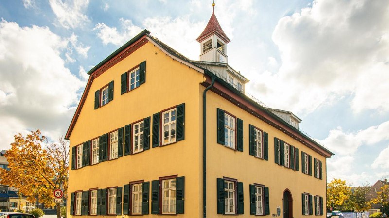 Historisches Gebäude in Gerlingen mit gelber Fassade und grünen Fensterläden. Der Himmel ist blau mit einigen Wolken., © SMG, Sarah Schmid Historisches Gebäude in Gerlingen mit gelber Fassade und grünen Fensterläden. Der Himmel ist blau mit einigen Wolken., © SMG, Sarah Schmid