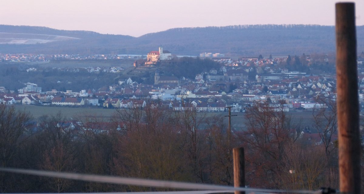 Schloss Kaltenstein thront über Vaihingen an der Enz, umgeben von Häusern und Hügeln im Abendlicht., © Land der 1000 Hügel - Kraichgau-Stromberg Schloss Kaltenstein thront über Vaihingen an der Enz, umgeben von Häusern und Hügeln im Abendlicht., © Land der 1000 Hügel - Kraichgau-Stromberg