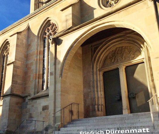 Kirchengeb&auml;ude mit Treppe im Vordergrund. Schriftzug 'Der Besuch der alten Dame' von Friedrich D&uuml;rrenmatt auf den Stufen., &copy; Stadtverwaltung Vaihingen an der Enz