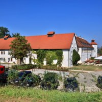 Schloss Filseck mit rotem Dach, umgeben von Bäumen. Autos parken davor. Blauer Himmel im Hintergrund., © Stuttgart-Marketing GmbH, Achim Mende Schloss Filseck mit rotem Dach, umgeben von Bäumen. Autos parken davor. Blauer Himmel im Hintergrund., © Stuttgart-Marketing GmbH, Achim Mende