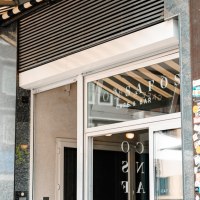 Eingang eines Cafés mit der Aufschrift 'ConSafos Café & Bar' auf der Glastür. Daneben eine Wand mit Aufklebern., © SMG Stuttgart Marketing GmbH - Sarah Schmid Eingang eines Cafés mit der Aufschrift 'ConSafos Café & Bar' auf der Glastür. Daneben eine Wand mit Aufklebern., © SMG Stuttgart Marketing GmbH - Sarah Schmid