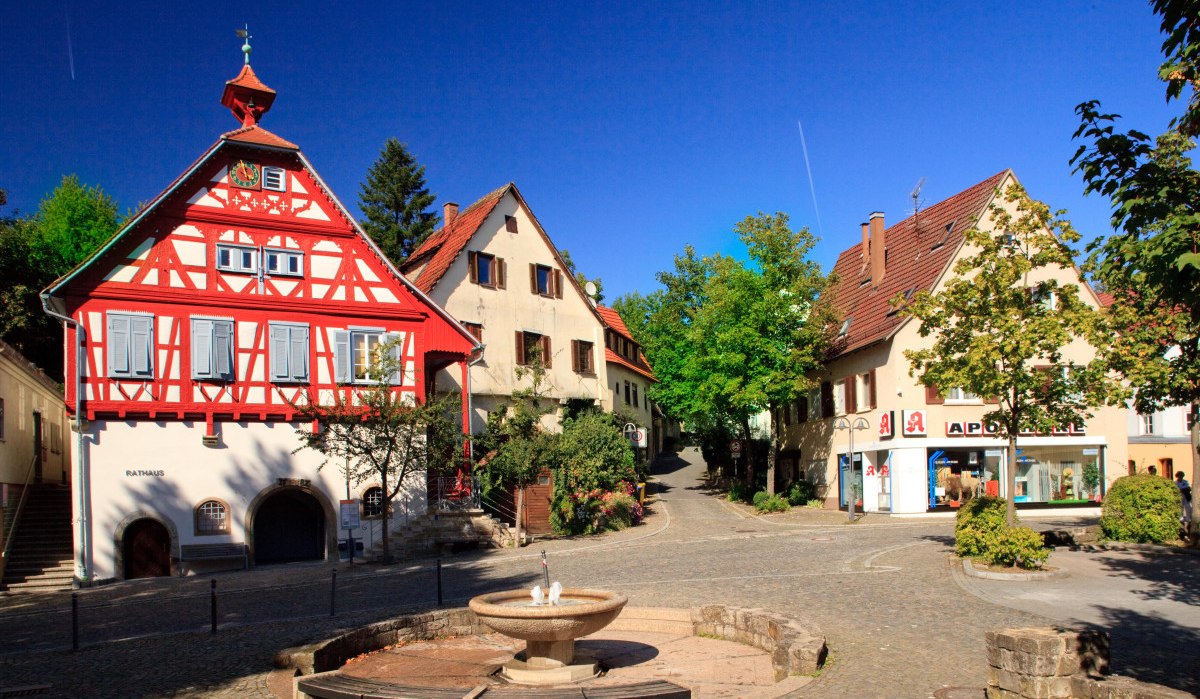 Fachwerkhaus in Waiblingen-Beinstein, links das Rathaus, rechts eine Apotheke. Im Vordergrund ein Brunnen, umgeben von Kopfsteinpflaster., © Waiblingen - Stuttgart-Marketing GmbH Fachwerkhaus in Waiblingen-Beinstein, links das Rathaus, rechts eine Apotheke. Im Vordergrund ein Brunnen, umgeben von Kopfsteinpflaster., © Waiblingen - Stuttgart-Marketing GmbH