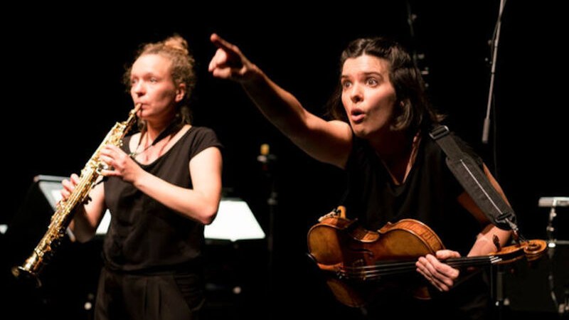 Zwei Musikerinnen auf der Bühne: eine spielt Saxophon, die andere hält eine Geige und zeigt gestikulierend in eine Richtung., © Stadt Leonberg - Amt für Kultur und Sport