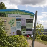 Ein Schild am Weinerlebnisweg Wunnenstein informiert über die Bottwartaler Weinlagen. Im Hintergrund sind Weinberge und eine hügelige Landschaft zu sehen., © Stuttgart Marketung GmbH Ein Schild am Weinerlebnisweg Wunnenstein informiert über die Bottwartaler Weinlagen. Im Hintergrund sind Weinberge und eine hügelige Landschaft zu sehen., © Stuttgart Marketung GmbH