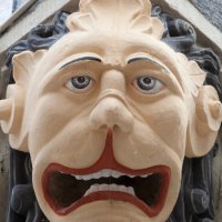 Nahaufnahme eines Neidkopfes mit ausdrucksstarkem Gesicht und offenem Mund, Teil der Waiblinger Neidköpfe., © WTM GmbH Waiblingen