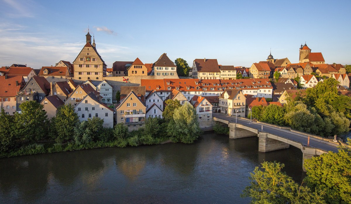 Die Altstadt von Besigheim mit ihren historischen Gebäuden und roten Dächern, umgeben von einem Fluss und einer Brücke im Vordergrund., © Unbekannt