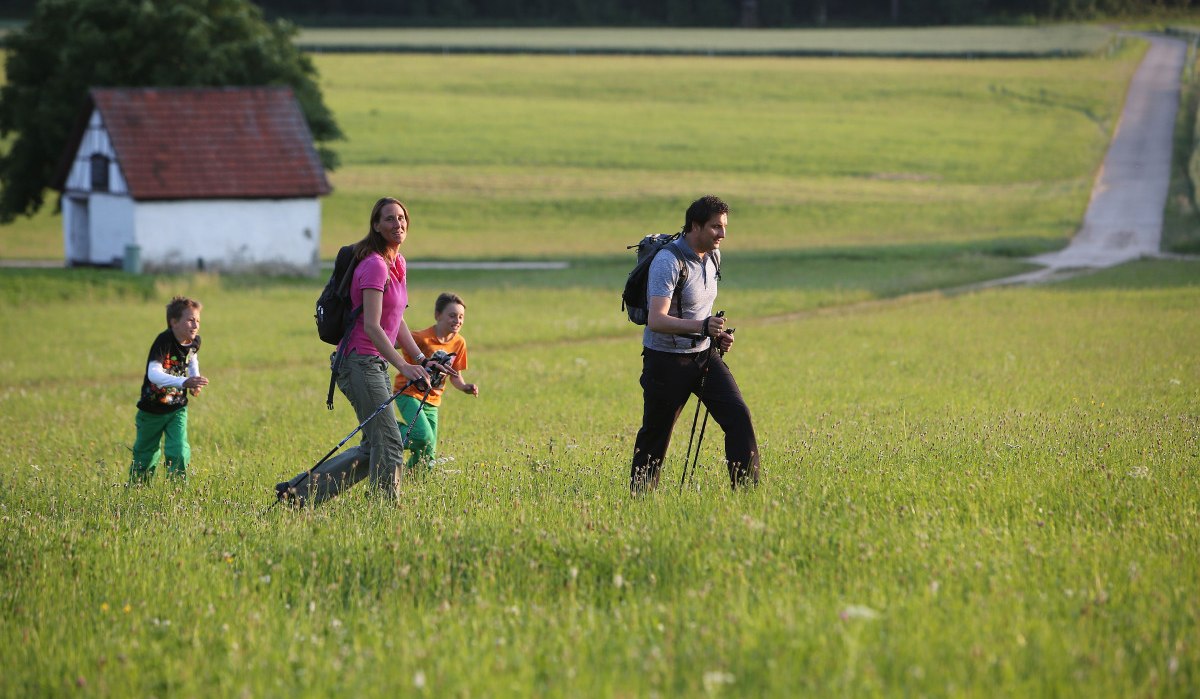 Eine Familie wandert entlang der Albhochfläche am Rutschenfelsen, © Bad Urach Tourismus