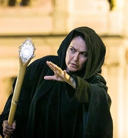 Frau in Schwarz, &copy; T&E Benjamin Stolleneberg