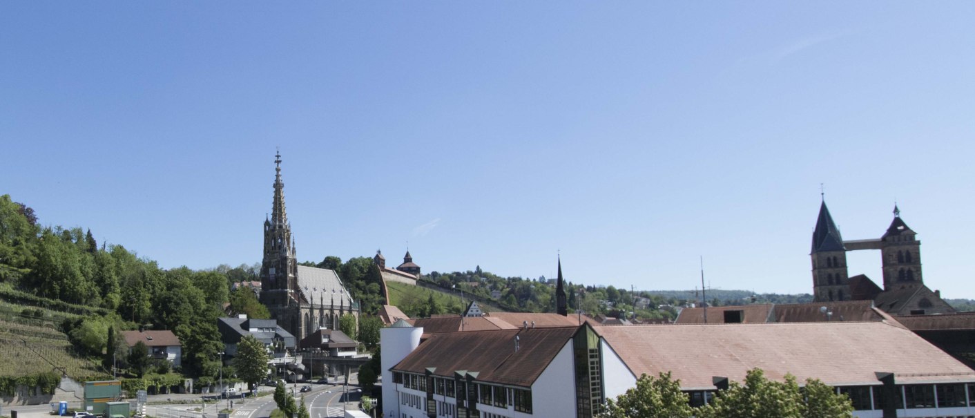Stadtansicht von Esslingen mit einer Kirche und mehreren Gebäuden unter klarem, blauem Himmel., © Büroma-Apart Apartmentvermietung GmbH Stadtansicht von Esslingen mit einer Kirche und mehreren Gebäuden unter klarem, blauem Himmel., © Büroma-Apart Apartmentvermietung GmbH